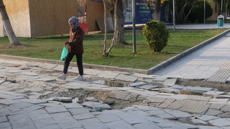 Mimar Sinan Kültür Parkı’nda bozuk kaldırımlar tepkiye neden oluyor  - Videolu Haber