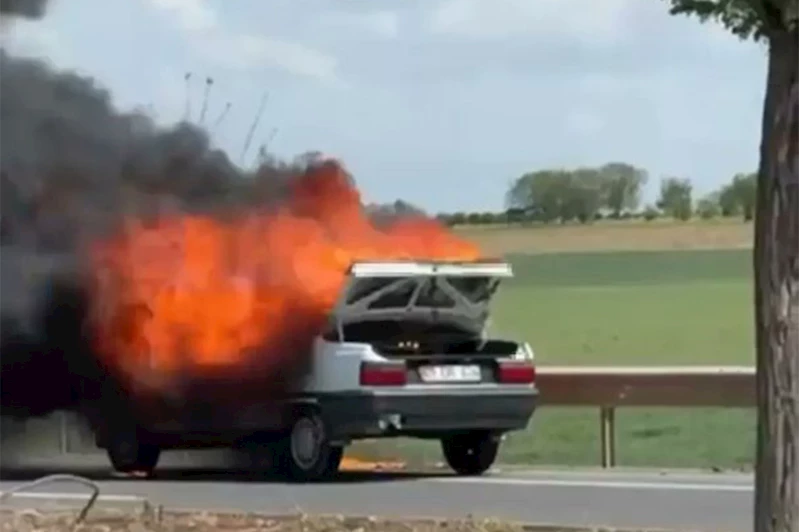 Şanlıurfa’da seyir halindeki otomobil alev aldı