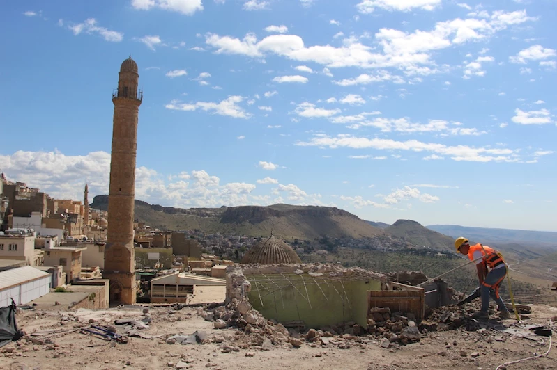 Tarihi kent Mardin’in açık hava müzesine bürünmesi için betonarme binaların yıkımı yapılıyor
