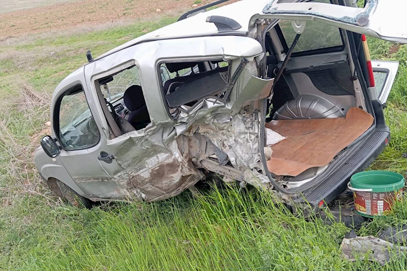 Hafif ticari araç kontrolden çıkarak yola savruldu: 2 yaralı