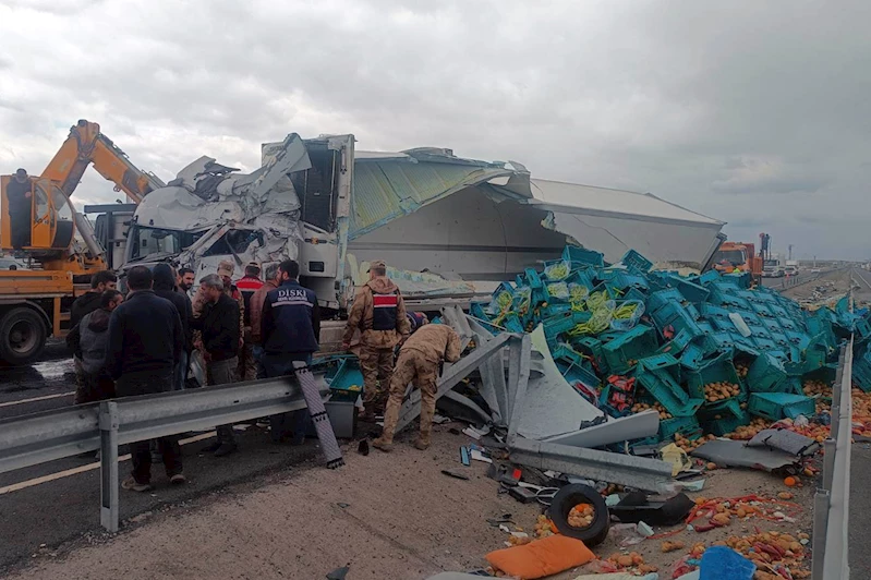 Diyarbakır-Şanlıurfa Kara Yolunda tır devrildi: 1 ölü