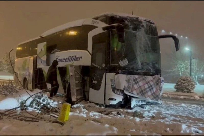 Erzincan’da yolcu otobüsü direğe çarptı: 2 kişi yaralandı