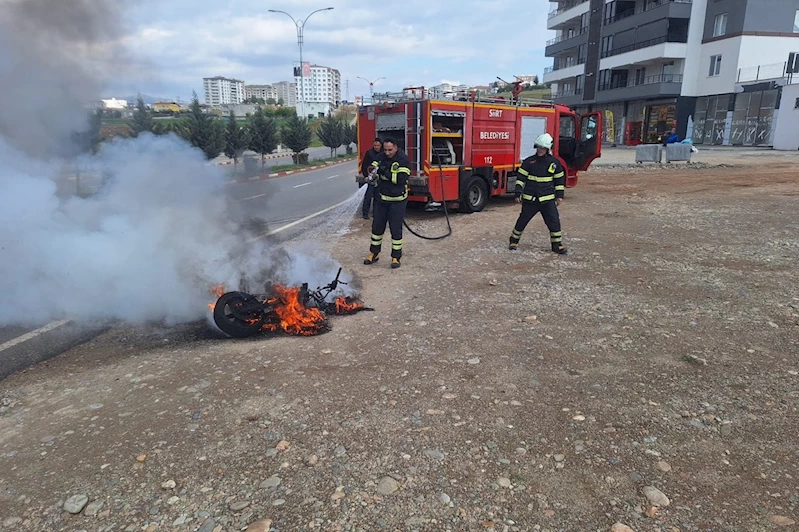 Siirt’te seyir halindeki motosiklet alev aldı