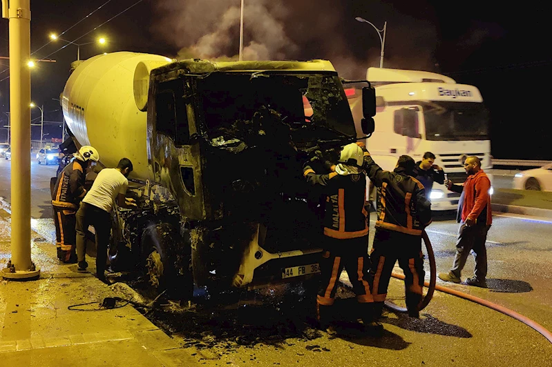 Seyir halindeki beton mikseri aniden alev aldı