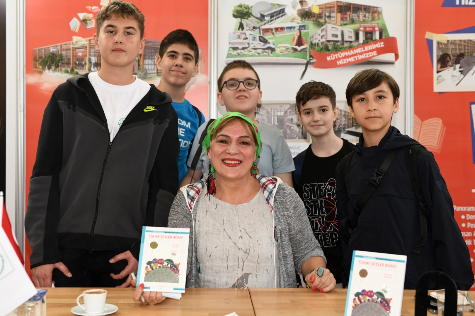 Yazar Halime Yıldız kitaplarını küçük okuyucuları için imzaladı