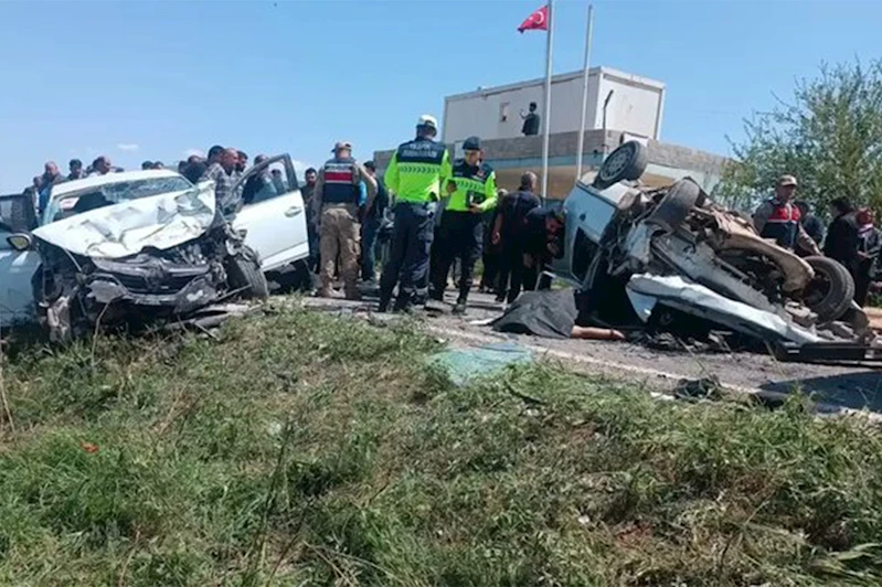 Şanlıurfa’da iki otomobil çarpıştı: 3 ölü, 2 yaralı