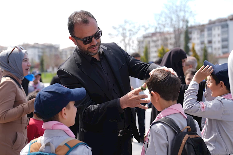 Çocuklar başlarına kına yakılıp Çanakkale