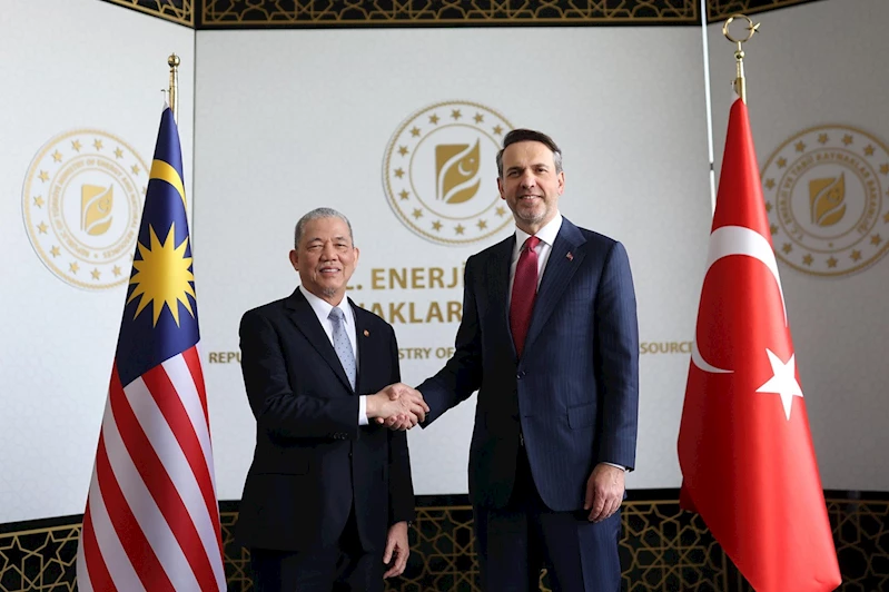 Bakan Bayraktar, Malezyalı mevkidaşı ile bir araya geldi