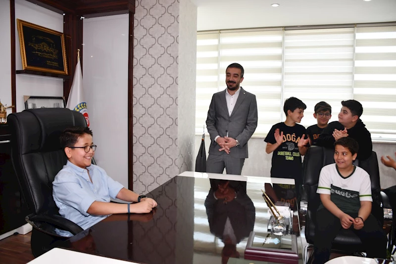 Başkan Torunoğlu, koltuğunu geleceğin sahibi çocuklara devretti 