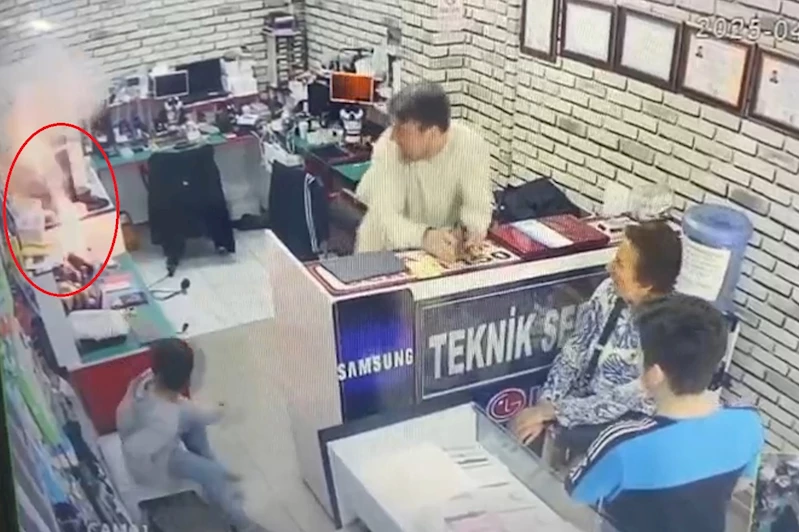 Telefon tamirhanesinde bataryanın patlama anı kameralara yansıdı