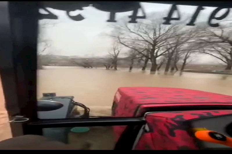 Bingöl’de dolu yağışı sonrası köyü sel bastı 