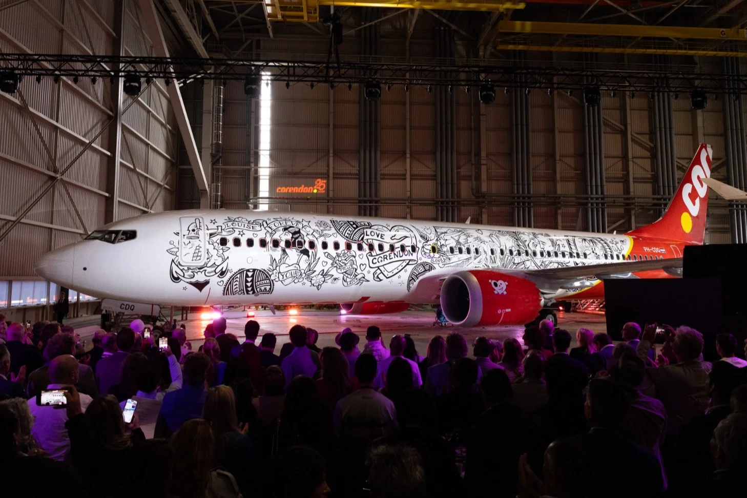 Dünyanın dövme tasarımlı ilk uçağı havalandı