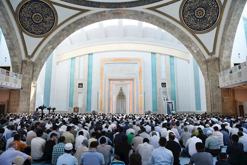 Cuma hutbesi: Kul hakkı ateşten gömlektir