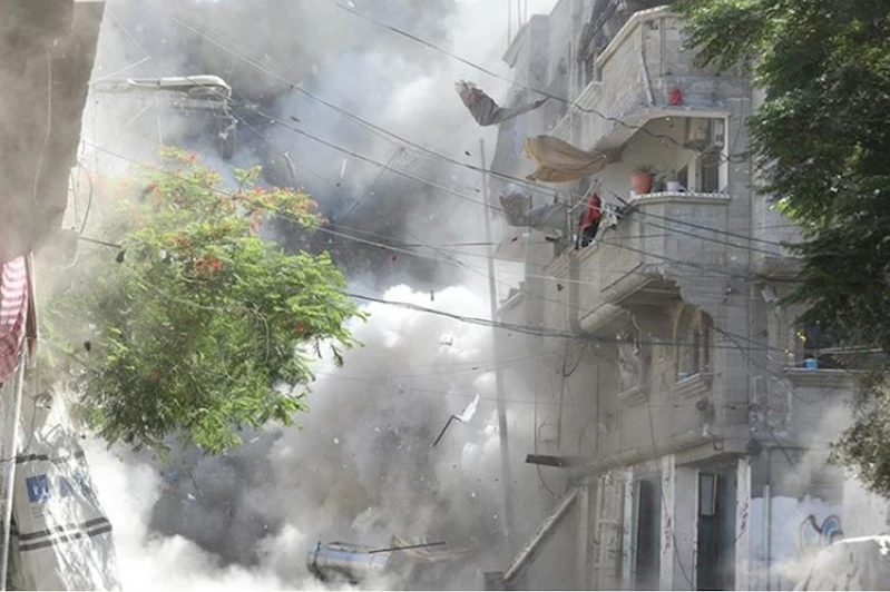 İşgal rejimi Gazze’de Filistin Kızılayı karargahını vurdu