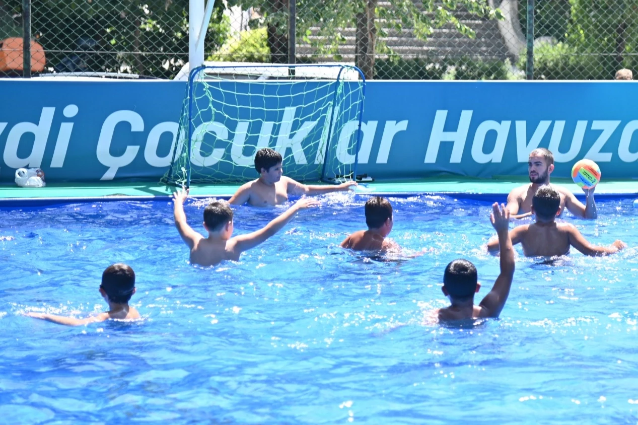 Manisa’da portatif havuzlarla ücretsiz yüzme keyfi