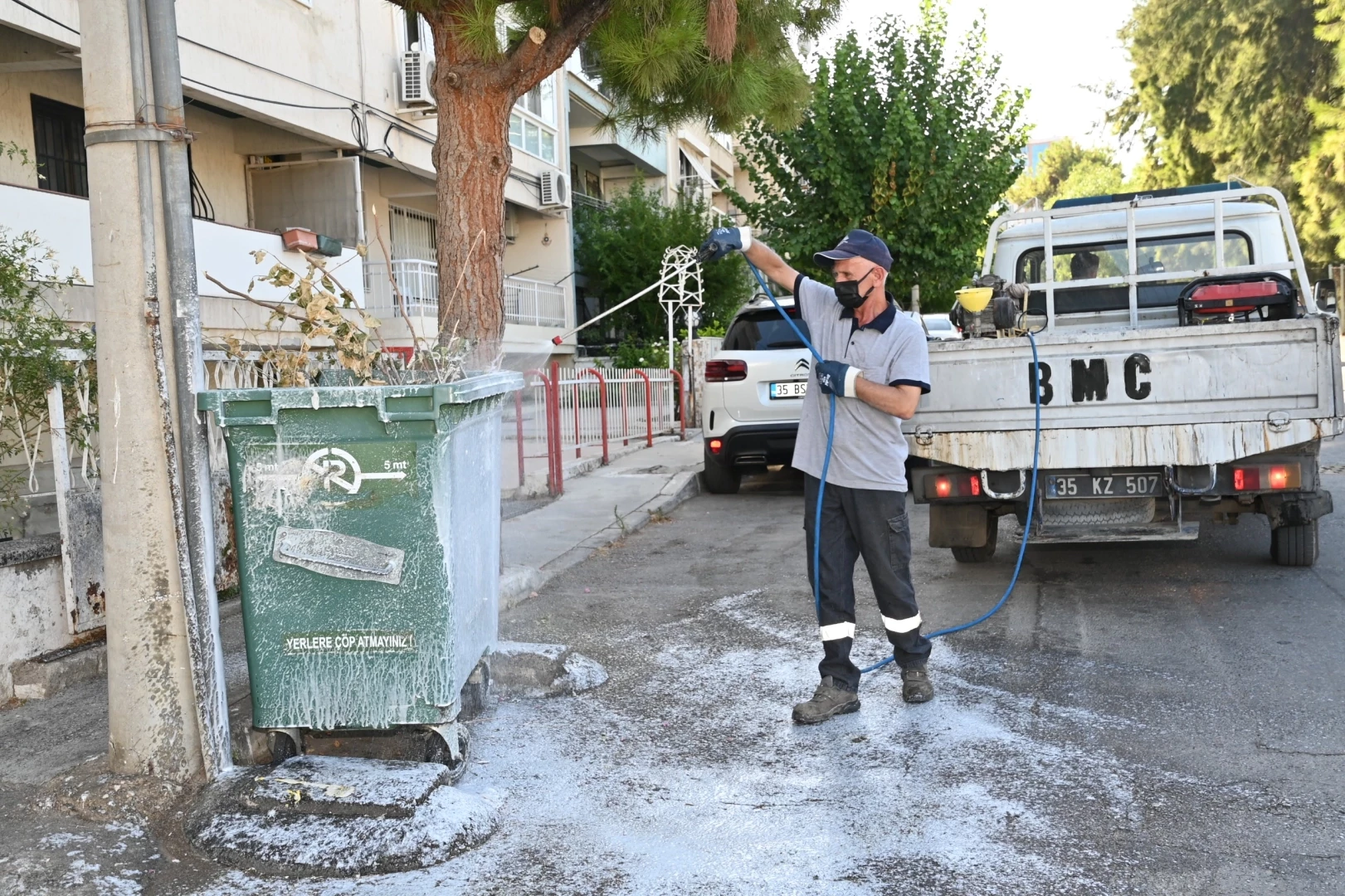 İzmir Karabağlar’da temizlik seferberliği